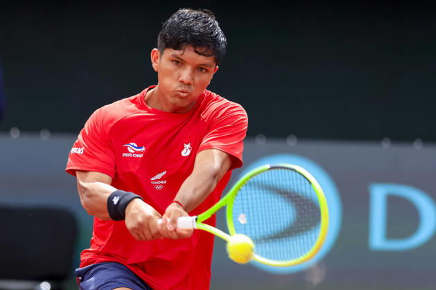 Tenis, Chile vs Espana. Copa Davis 2026. El jugador de Chile Matias Soto regresa la pelota frente a Martin Landaluce de Espana durante el partido de singles de la Copa Davis valido por la segunda ronda de clasificatorios para el Grupo Mundials, disputado en el Court Central Anita Lizana, Parque Estadio Nacional en Santiago de Chile. 20 09 2026 Pepe Alvujar Photosport Tenis, Chile vs Espana. Copa Davis 2026. Chilean player Matias Soto returns the ball to Spain s Martin Landaluce during the Davis Cup singles match valid for the second round of World Group qualifiers, played at the Anita Lizana Central Court, National Stadium Park in Santiago, Chile. 20 09 2026 Pepe Alvujar Photosport Chile vs Espana dia 2, Copa Davis 2026 