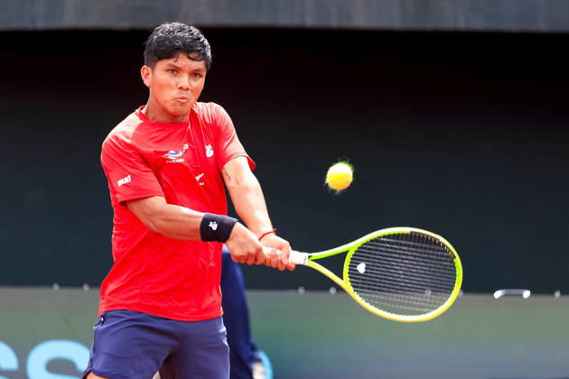 Tenis, Chile vs Espana. Copa Davis 2026. El jugador de Chile Matias Soto regresa la pelota frente a Martin Landaluce de Espana durante el partido de singles de la Copa Davis valido por la segunda ronda de clasificatorios para el Grupo Mundials, disputado en el Court Central Anita Lizana, Parque Estadio Nacional en Santiago de Chile. 20 09 2026 Pepe Alvujar Photosport Tenis, Chile vs Espana. Copa Davis 2026. Chilean player Matias Soto returns the ball to Spain s Martin Landaluce during the Davis Cup singles match valid for the second round of World Group qualifiers, played at the Anita Lizana Central Court, National Stadium Park in Santiago, Chile. 20 09 2026 Pepe Alvujar Photosport Chile vs Espana dia 2, Copa Davis 2026 
