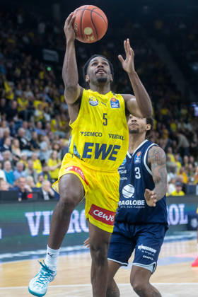 Oldenburg, Lower Saxony, Germany, September 20, 2026, Jeremy Roach (left), EWE Baskets Oldenburg, and DeLonnie Hunt (right), Syntainics MBC; EWE Baskets Oldenburg vs. Syntainics MBC; Basketball 1; Basketball Bundesliga; 2026–2027 season, Matchday 1, Grosse EWE Arena: EWE Baskets Oldenburg vs. Syntainics MBC Weißenfels www.andreas-burmann.de