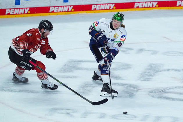 September 25, 2026, xydrx, Ice Hockey, Penny DEL, Kölner Haie vs. Eisbären Berlin, 2026–2027 Season, Lanxess Arena Cologne, k12 in a one-on-one battle against Korbinian Geibel of Eisbären Berlin, 40 Copyright: HMBxMedia YannisxDreimann