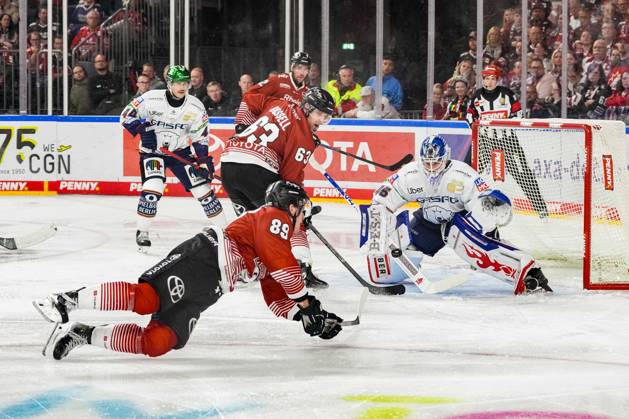 Ice Hockey: Penny DEL, Matchday 3—Cologne Sharks vs. Berlin Eisbären on September 25, 2026, at the Lanxess Arena in Cologne. Gregor MacLeod (Cologne), on the left, attempts to beat goalkeeper Jack LaFontaine of Berlin—on the right—while falling. In accordance with the regulations of the DEL (German Ice Hockey League), the publication and further use of the footage in electronic media and on devices of any kind during the game is not permitted. xDMx