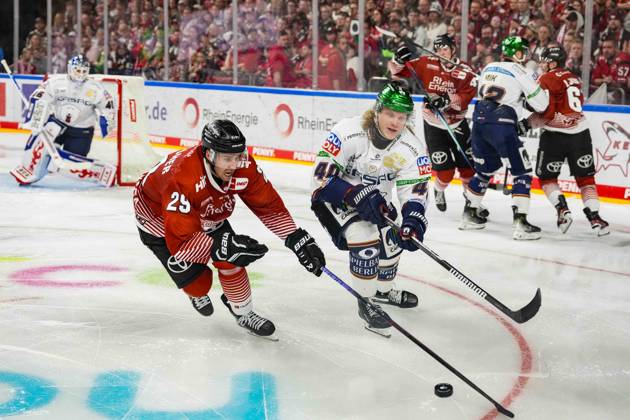Ice Hockey: Penny DEL, Match Day 3—Cologne Sharks vs. Berlin Eisbären on September 25, 2026, at the Lanxess Arena in Cologne; Tim Fleischer (Cologne), left: Korbinian Geibel (Berlin), right: In accordance with the regulations of the DEL (German Ice Hockey League), the publication and further use of the images in electronic media and on devices of any kind during the game is not permitted xDMx