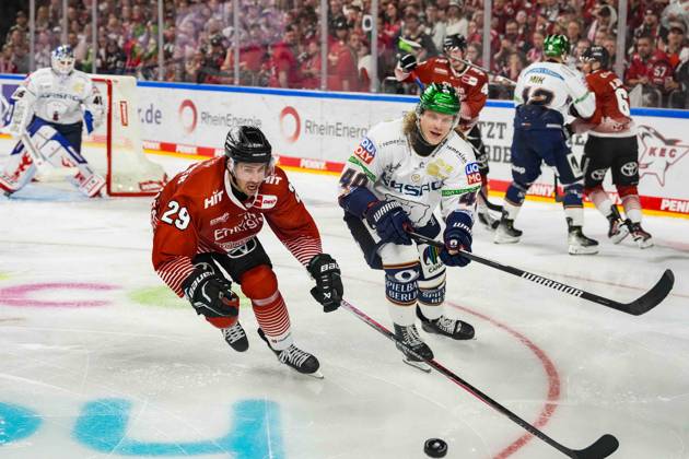 Ice Hockey: Penny DEL, Match Day 3—Cologne Sharks vs. Berlin Eisbären on September 25, 2026, at the Lanxess Arena in Cologne; Tim Fleischer (Cologne), left: Korbinian Geibel (Berlin), right: In accordance with the regulations of the DEL (German Ice Hockey League), the publication and further use of the images in electronic media and on devices of any kind during the game is not permitted xDMx
