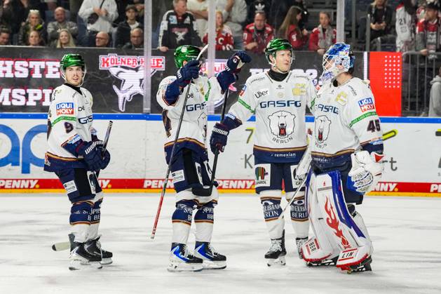 Ice Hockey: Penny DEL, Matchday 3—Cologne Sharks vs. Berlin Eisbären on September 25, 2026, at the Lanxess Arena in Cologne. Berlin’s players celebrate their 5–6 away victory after a shootout and thank Jack LaFontaine Berlin, on the right, for the strong performance. In accordance with the regulations of the DEL (German Ice Hockey League), the publication and further use of the footage in electronic media and on devices of any kind during the game is not permitted. xDMx