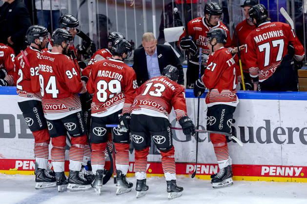 September 25, 2026, Ice Hockey, DEL, Kölner Haie vs. Eisbären Berlin, Matchday 3, 2026–27 Season, Lanxess Arena, Cologne; Coach gives instructions during a timeout; Kölner Haie; North Rhine-Westphalia, Germany