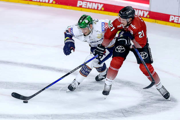 September 25, 2026, Ice hockey, DEL, Kölner Haie vs. Eisbären Berlin, Matchday 3, 2026–27 season, Lanxess Arena, Cologne; Gabriel Fontaine (Eisbären Berlin, 97) in a battle against Juhani Tyrväinen (Kölner Haie, 21), North Rhine-Westphalia, Germany