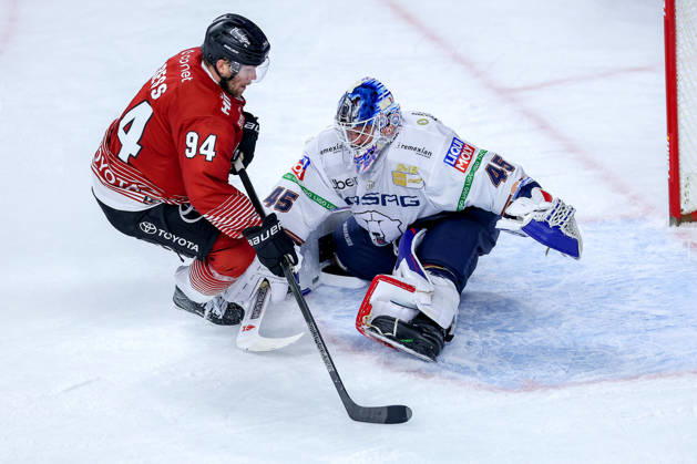 September 25, 2026, Ice Hockey, DEL, Kölner Haie vs. Eisbären Berlin, Matchday 3, 2026–27 Season, Lanxess Arena, Cologne: Goalie Jack LaFontaine of Eisbären Berlin 45 makes a save in a penalty shootout against Robin Press of Kölner Haie 94 in overtime, North Rhine-Westphalia, Germany
