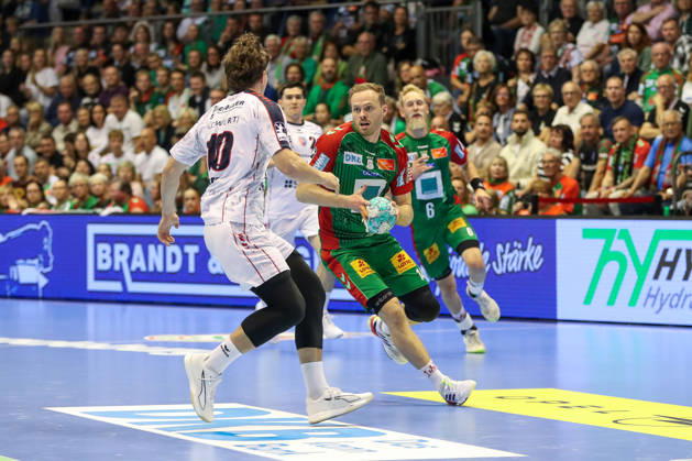 September 26, 2026, xgox, Handball: Opel HBL SC Magdeburg vs. SG BBM Bietigheim emspor, from left: Omar, Ingi, Magnusson (Magdeburg), 14 with the ball, plays the ball (Magdeburg)