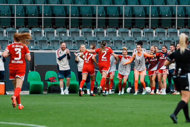 Germany, Soccer: 2026–2027 DFB Women s Cup, First Round: Borussia Mönchengladbach vs. FC Bayern Munich at Borussia Park; Bayern leads 2–1, , cheering, goal, joy, celebrating, fun, emotions, bench, Vanessa Gilles (Bayern Munich), 2, Klara Bühl (Bayern Munich), 17 Copyright: xThiemoxRudolphx