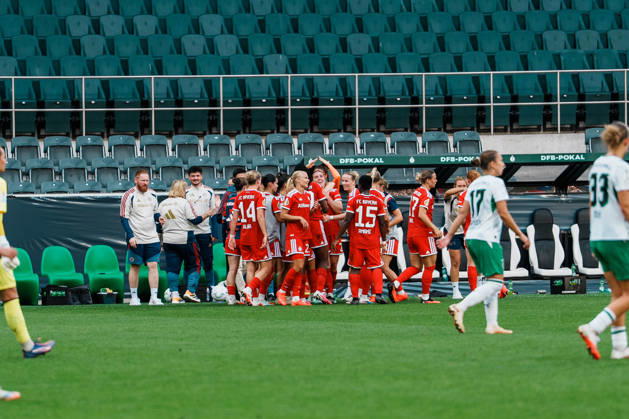 Germany, Soccer: 2026–2027 DFB Women s Cup, First Round: Borussia Mönchengladbach vs. FC Bayern Munich at Borussia Park; Bayern leads 2–1, , Cheers, Goal, Joy, Celebrating, Fun, Emotions, Bench, Vanessa Gilles (Bayern Munich), 2, Klara Bühl (Bayern Munich), 17 Copyright: xThiemoxRudolphx