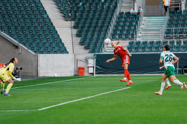 Germany, Soccer: 2026–2027 DFB Women s Cup, Round 1: Borussia Mönchengladbach vs. FC Bayern Munich – ista at Borussia Park: header, scoring chance, Pernille Harder (Bayern Munich), 21, Luisa Palmen (Borussia Mönchengladbach), 23, Maresa Arici (Borussia Mönchengladbach), 26 Copyright: xThiemoxRudolphx