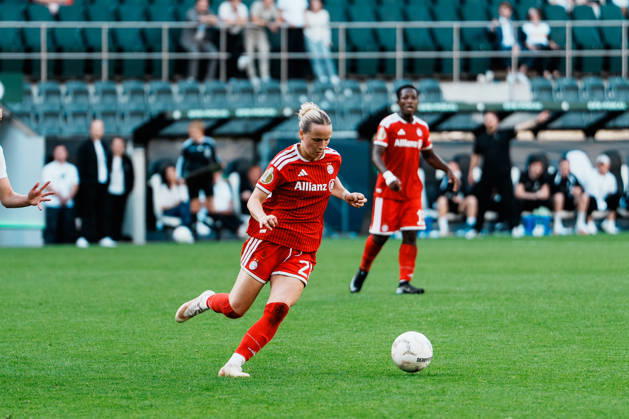 Germany, Soccer, 2026–2027 DFB Women s Cup, Round 1: Borussia Mönchengladbach vs. FC Bayern Munich, at Borussia Park, Franziska Kett (Bayern Munich), 20, dribbling, ball possession, on the ball, build-up play, field vision Copyright: xThiemoxRudolphx