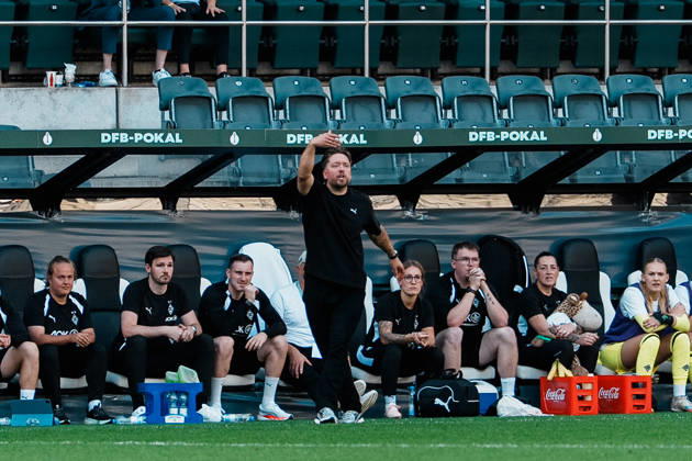 Germany, Soccer: 2026–2027 DFB Women s Cup, First Round: Borussia Mönchengladbach vs. FC Bayern Munich; at Borussia Park; Jonas Spengler, coach of Borussia Mönchengladbach, gesturing in front of the bench, waving and shouting Copyright: xThiemoxRudolphx