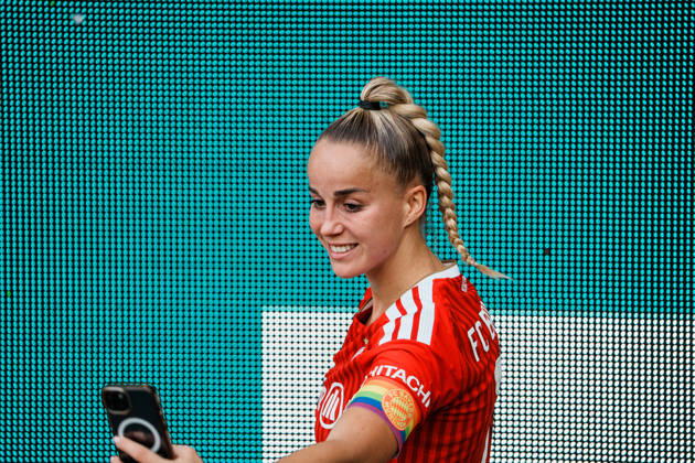 Germany, Soccer: 2026–2027 DFB Women s Cup, First Round: Borussia Mönchengladbach vs. FC Bayern Munich at Borussia Park—Victory, Cheering, Celebrations, Fans, Win, Emotions, Giulia Gwinn (Bayern Munich), No. 7 Signing Autographs for Fans, Signs, Hype, National Team Player, Star, Selfie Copyright: xThiemoxRudolphx