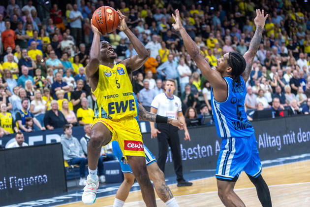 Oldenburg, Lower Saxony, GER, September 27, 2026, Jeremy Roach (left), EWE Baskets Oldenburg, and Zakai Zeigler (right), Veolia Towers Hamburg; EWE Baskets Oldenburg vs. Veolia Towers Hamburg; Basketball 1; Basketball Bundesliga; 2026–2027 season; Matchday 3; Grosse EWE Arena; EWE Baskets Oldenburg vs. Veolia Towers Hamburg www.andreas-burmann.de