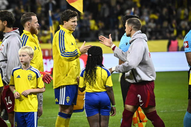 STOCKHOLM, SWEDEN 20260928 Sweden s Victor Nilsson Lindelöf greets Poland s Matty Cash; they are teammates on the English Premier League club Aston Villa, ahead of Monday’s Nations League Group B4 soccer match between Sweden and Poland at Strawberry Arena in Stockholm, Sweden x10080x  Copyright: xFredrikxSandberg TTx NATIONS LEAGUE SVERIGE-POLEN