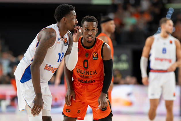 EuroLeague Round 2 match between Valencia Basket and of Kosner Baskonia Vitoria Gasteiz Damion Baugh of Kosner Baskonia Vitoria Gasteiz (L) and TJ Shorts of Valencia Basket seen in action during the EuroLeague Round 2 match between Valencia Basket and of Kosner Baskonia Vitoria Gasteiz at Roig Arena , (Valencia ) on September 29, 2025. Copyright: xVicentexVidalxFernandezx