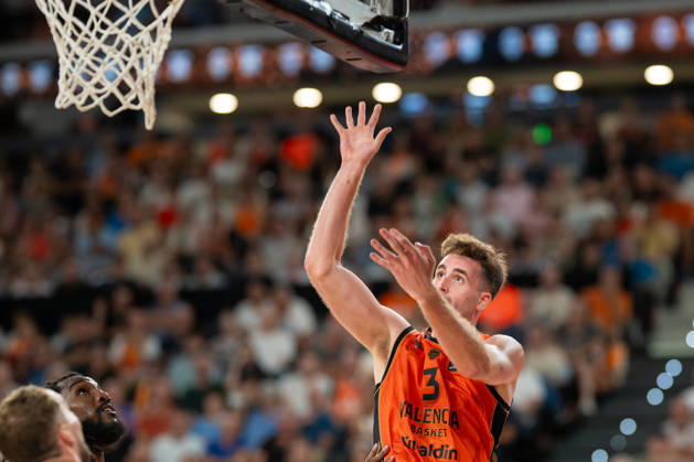 EuroLeague Round 2 match between Valencia Basket and of Kosner Baskonia Vitoria Gasteiz Nate Reuvers of Valencia Basket seen in action during the EuroLeague Round 2 match between Valencia Basket and of Kosner Baskonia Vitoria Gasteiz at Roig Arena , (Valencia ) on September 29, 2025. Copyright: xVicentexVidalxFernandezx