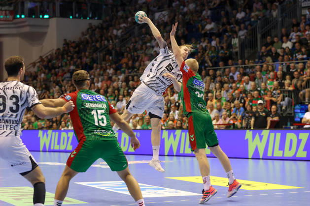 September 30, 2026, xgox, Opel HBL Handball, SC Magdeburg vs. THW Kiel, emspor, from left: Eric Johansson (Kiel), 21, takes a shot, goal scorer, scores a goal, Magdeburg