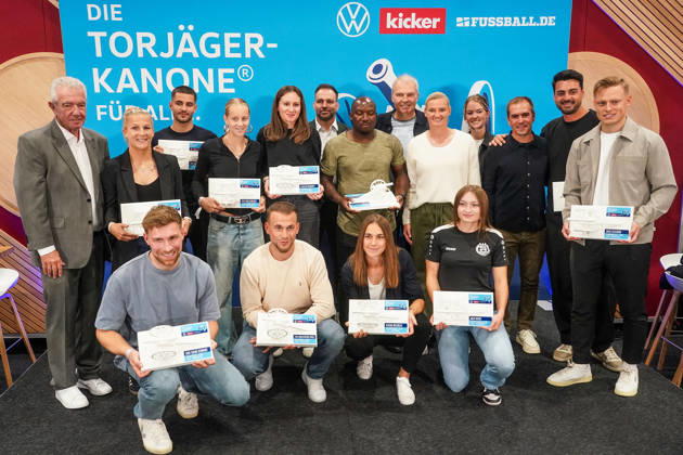 Winners of the Kicker and DFB Top Scorer Award for Everyone : Alexandra Popp and Philipp Lahm. Munich, October 1, 2026. Germany vs. Serbia, UEFA Nations League, Matchday 3, Allianz Arena