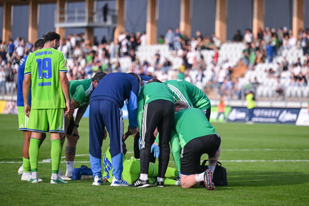 October 3, 2026, Soccer, 2026–2027 season, friendly match, SC Austria Lustenau vs. FC Schalke 04, Paul Ndiaye of FC Schalke 04 lies injured on the ground and is receiving treatment; coach Miron Muslic of FC Schalke 04 holds his hand, xRHR PHOTO YYx Copyright: KROEGER RHR-FOTOx RHR-FOTO YY