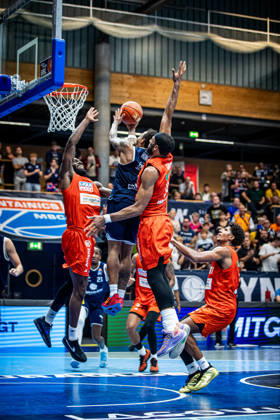 BB 1BL Men s Syntainics MBC vs. Ratiopharm Ulm: DeLonnie Hunt of Syntainics MBC at the basket during the 2026–2027 season in the 1 EasyCredit Bundesliga on Matchday 4 between Syntainics MBC and Ratiopharm Ulm at the Stadthalle Weissenfels on October 3, 2026, in Weissenfels, Saxony-Anhalt, Germany