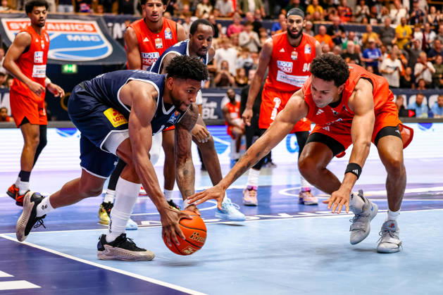 Anthony Gaines (SYNTAINICS MBC), 11, and Michael Rataj (Ratiopharm Ulm), 12, go for the ball, GER, Syntainics MBC vs. Ratiopharm Ulm, Basketball, 1st Bundesliga, Matchday 4, 2026–2027 Season, October 3, 2026, GER, Syntainics MBC vs. Ratiopharm Ulm, Basketball, 1st Bundesliga, Matchday 4, 2026–2027 season, October 3, 2026, Weissenfels Copyright: xEibner-Pressefoto LauraxRoemerx EP_LRR