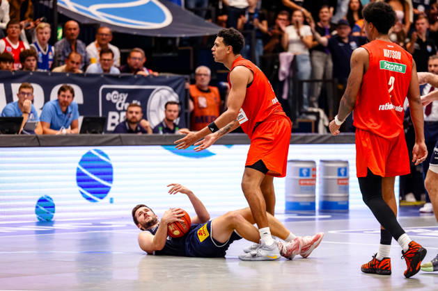 Spencer Reaves (SYNTAINICS MBC), 31, is on the floor after a foul; Michael Rataj (Ratiopharm Ulm), 12, complains about the call; GER, Syntainics MBC vs. Ratiopharm Ulm, Basketball, 1st Bundesliga, Matchday 4, 2026–2027 season, October 3, 2026, GER, Syntainics MBC vs. Ratiopharm Ulm, Basketball, 1st Bundesliga, Matchday 4, 2026–2027 season, October 3, 2026, Weissenfels Copyright: xEibner-Pressefoto LauraxRoemerx EP_LRR
