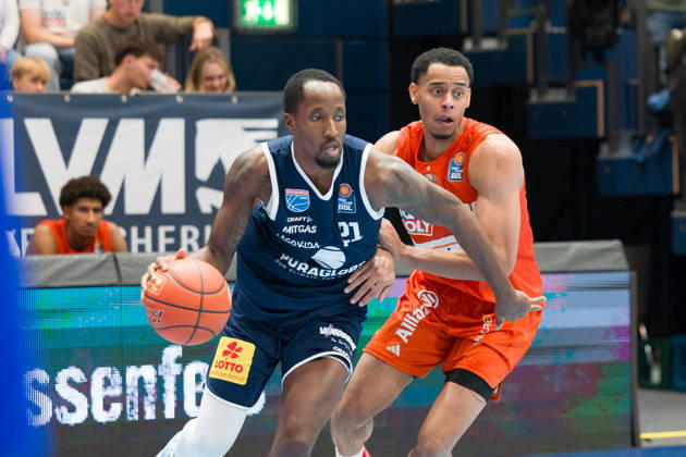 Kris Clyburn MBC, 21, Jaylen Sims Ulm, 30, Syntainics MBC vs. Ratiopharm Ulm, BBL, Men s Basketball 1st Bundesliga, Matchday 4 of the 2026–27 season, October 3, 2026, Weißenfels Stadthalle, Saxony-Anhalt, Germany