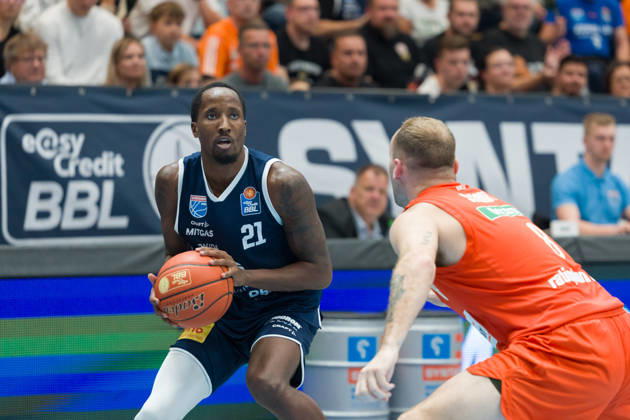 Kris Clyburn MBC, 21, Devin Schmidt Ulm, 8, Syntainics MBC vs. Ratiopharm Ulm, BBL, Men s Basketball 1st Bundesliga, Matchday 4 of the 2026–27 season, March 10, 2026, Weißenfels Stadthalle, Saxony-Anhalt, Germany