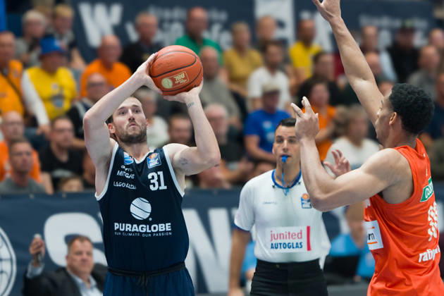 Spencer Reaves MBC, 31, Jaylen Sims Ulm, 30, Syntainics MBC vs. Ratiopharm Ulm, BBL, Men s Basketball 1st Bundesliga, Matchday 4 of the 2026–27 season, October 3, 2026, Weißenfels Stadthalle, Saxony-Anhalt, Germany