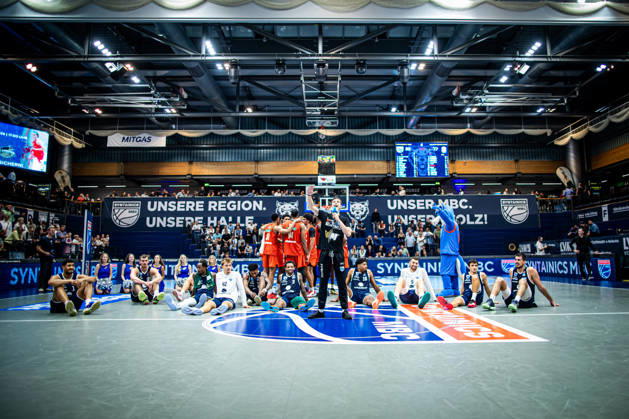 BB 1BL Men s Syntainics MBC vs. Ratiopharm Ulm: Celebrations after the game during the 2026–2027 season in the 1st EasyCredit Bundesliga on Matchday 4 between Syntainics MBC and Ratiopharm Ulm at the Stadthalle Weissenfels on October 3, 2026 in Weissenfels, Saxony-Anhalt, Germany