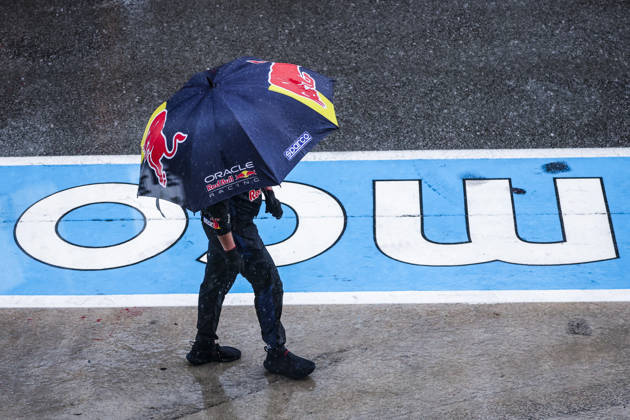 F1 - BAHRAIN GRAND PRIX IN MALAYSIA 2026 Red Bull Racing, mechanic, mecanicien, mechanics, umbrella during the 2026 Formula 1 Bahrain Grand Prix in Malaysia, 16th round of the 2026 Formula One World Championship, WM, Weltmeisterschaft from October 2 to 4, 2026 on the Sepang International Circuit, in Sepang, Malaysia - SepangMalaysia Copyright: xXavixBonillax