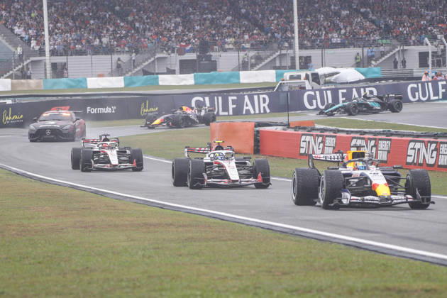 Formula 1 Gulf Air Bahrain Grand Prix in Malaysia 2026 Arvid Lindblad (GBR), Visa Cash App Racing Bulls Formula One Team , VCARB 03, Car 41 leading the cars, and between the F1 cars is a Mercedes-AMG GT 63 PRO 4MATIC Safety Car during Formula 1 Gulf Air Bahrain Grand Prix in Malaysia 2026 on October 4., 2026 in Sepang International Circuit, Sepang, Malaysia Zsombor Toth Sepang Sepang International Circuit Selangor Malaysia Copyright: xZsomborxTothx