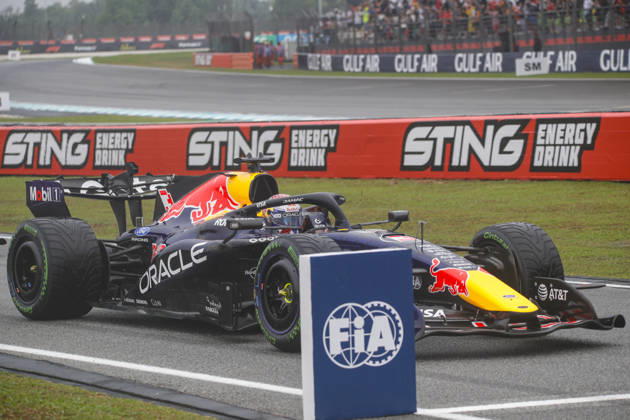 Formula 1 Gulf Air Bahrain Grand Prix in Malaysia 2026 Max Verstappen (NED), Oracle Red Bull Racing , RB22, Car 3 and the other cars entering the pit lane during red flag, Formula 1 Gulf Air Bahrain Grand Prix in Malaysia 2026 on October 4., 2026 in Sepang International Circuit, Sepang, Malaysia Zsombor Toth Sepang Sepang International Circuit Selangor Malaysia Copyright: xZsomborxTothx