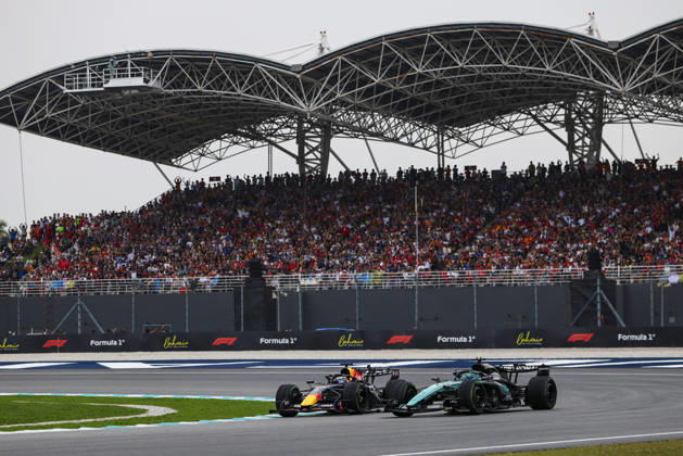 F1 - BAHRAIN GRAND PRIX IN MALAYSIA 2026 03 VERSTAPPEN Max (nld), Red Bull Racing Ford RB22, 63 RUSSELL George (gbr), Mercedes AMG F1 Team W17, action during the 2026 Formula 1 Bahrain Grand Prix in Malaysia, 16th round of the 2026 Formula One World Championship, WM, Weltmeisterschaft from October 2 to 4, 2026 on the Sepang International Circuit, in Sepang, Malaysia - SepangMalaysia Copyright: xANTONINxVINCENTx