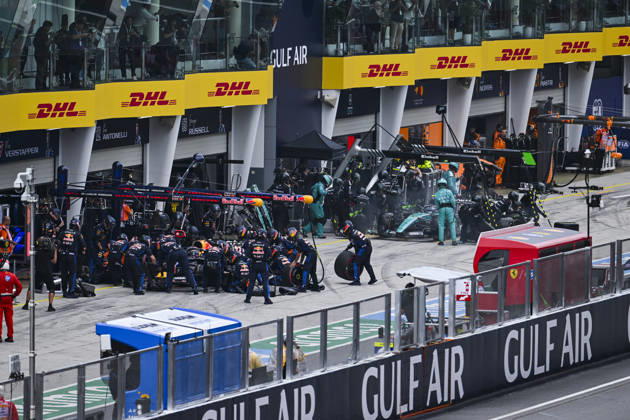 F1 - BAHRAIN GRAND PRIX IN MALAYSIA 2026 Pit stop, 03 VERSTAPPEN Max (nld), Red Bull Racing Ford RB22, 12 KIMI ANTONELLI Andrea (ita), Mercedes AMG F1 Team W17, action during the 2026 Formula 1 Bahrain Grand Prix in Malaysia, 16th round of the 2026 Formula One World Championship, WM, Weltmeisterschaft from October 2 to 4, 2026 on the Sepang International Circuit, in Sepang, Malaysia - SepangMalaysia Copyright: xALBERTOxVIMERCATIx