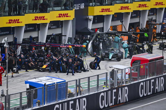 F1 - BAHRAIN GRAND PRIX IN MALAYSIA 2026 Pit stop, 03 VERSTAPPEN Max (nld), Red Bull Racing Ford RB22, 12 KIMI ANTONELLI Andrea (ita), Mercedes AMG F1 Team W17, action during the 2026 Formula 1 Bahrain Grand Prix in Malaysia, 16th round of the 2026 Formula One World Championship, WM, Weltmeisterschaft from October 2 to 4, 2026 on the Sepang International Circuit, in Sepang, Malaysia - SepangMalaysia Copyright: xALBERTOxVIMERCATIx