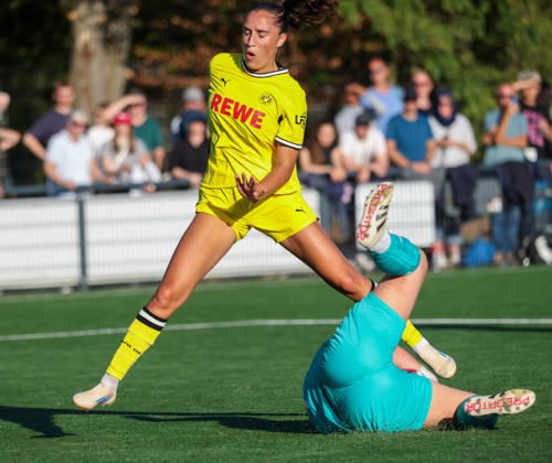 Jenske Steenwijk (BVB) vs. Goalkeeper Felicitas Müller (Cologne), DJK Südwest Cologne vs. Borussia Dortmund, Women s Regionalliga West, Matchday 7, Cologne, October 4, 2026