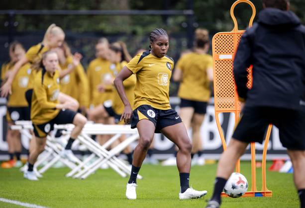 ZEIST - Lineth Beerensteyn during a training session of the Dutch women s football team in preparation for the World Cup qualifying match against Hungary. ROBIN VAN LONKHUIJSEN ANP xVIxANPxSportx xxANPxIVx 571666751 originalFilename: 571666751