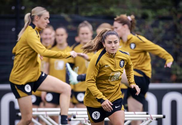ZEIST - Daniëlle van de Donk during a training session of the Dutch women s football team in preparation for the World Cup qualifying match against Hungary. ROBIN VAN LONKHUIJSEN ANP xVIxANPxSportx xxANPxIVx 571673587 originalFilename: 571673587.jpg