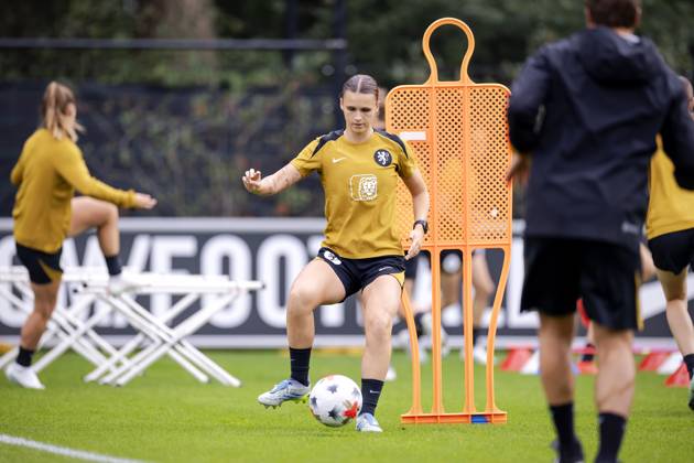 ZEIST - Kerstin Casparij during a training session of the Dutch women s football team in preparation for the World Cup qualifying match against Hungary. ROBIN VAN LONKHUIJSEN ANP xVIxANPxSportx xxANPxIVx 571674698 originalFilename: 571674698.jpg