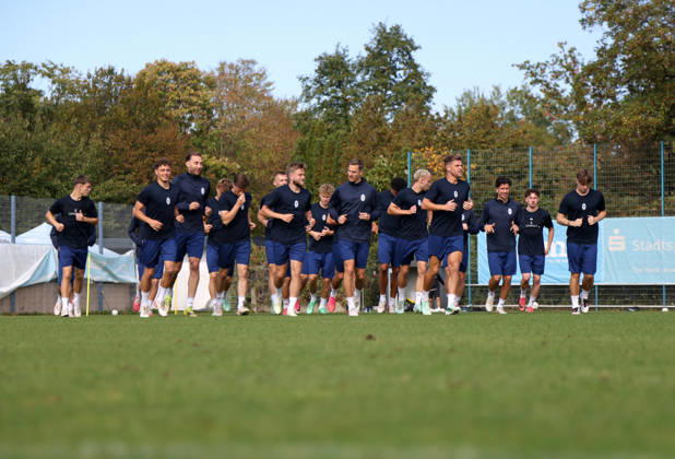Soccer, Men s, Bavarian Regional League, 2026–2027 Season, TSV 1860 Munich, Practice, Grünwalder Strasse 114 The entire TSV 1860 Munich team running and warming up