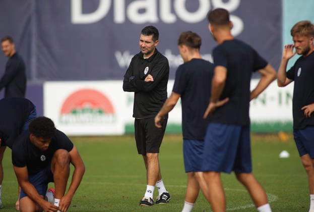 Soccer, Men s, Bavarian Regional League, 2026–2027 Season, TSV 1860 Munich, Practice, Grünwalder Strasse 114; Alper Kayabunar, coach of TSV 1860 Munich, standing on the practice field with his players