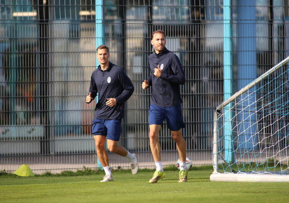 Soccer, Men s, Bavarian Regional League, 2026–2027 Season, TSV 1860 Munich, Training, Grünwalder Strasse 114: Dennis Dressel (TSV 1860 Munich, left) and Michael Eberwein (TSV 1860 Munich, right) run together during individual conditioning training, running session