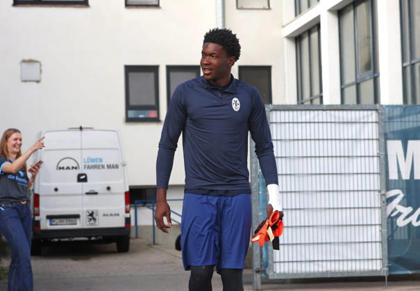 Soccer, Men s, Bavarian Regional League, 2026–2027 Season, TSV 1860 Munich, Practice, Grünwalder Strasse 114 Dennis Duru of TSV 1860 Munich on his way to the practice field