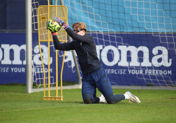 Soccer, Men s, Bavarian Regional League, 2026–2027 Season, TSV 1860 Munich, Practice, Grünwalder Strasse 114, Paul Bachmann, TSV 1860 Munich catches a ball while wearing special glasses, goalkeeper training