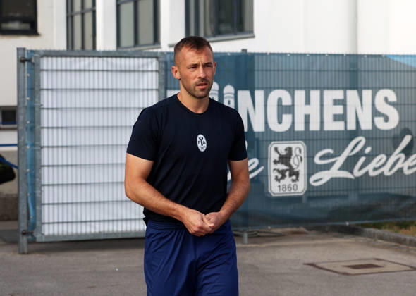 Soccer, Men s, Bavarian Regional League, 2026–2027 Season, TSV 1860 Munich, Practice, Grünwalder Strasse 114 Felix Weber TSV 1860 Munich on the way to the practice field