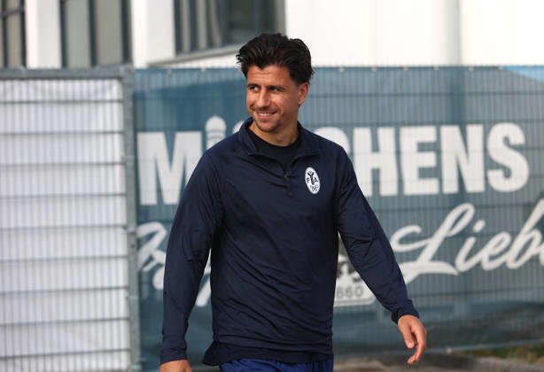 Soccer, Men s, Bavarian Regional League, 2026–2027 Season, TSV 1860 Munich, Practice, Grünwalder Strasse 114 Tunay Deniz TSV 1860 Munich on the way to the practice field, looking to the right