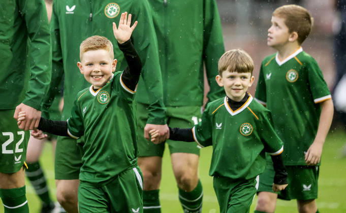 2027 UEFA Under 21 European Qualifier, Munster FA Turner s Cross, Cork 6 10 2026 Republic of Ireland vs England A young Ireland mascot waves to the crowd A young Ireland mascot waves to the crowd 6 10 2026  Copyright: xx AC010040